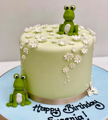 Birthday cake decorated with frogs and daisies