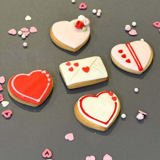 Content of the valentine gift box of 5 valentine cookie part of our valentine cakes London range