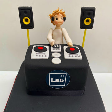 Cake designed like a DJ console with speakers and a figure wearing headphones, featuring the 'Lab 54' logo.