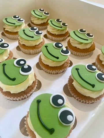 Cupcakes decorated with Frog toppers