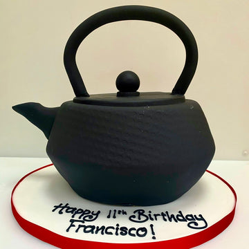 Black teapot-shaped cake 