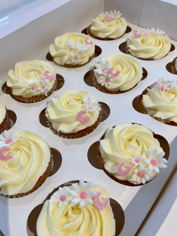 Cupcakes with rosette icing and pink and white daisy decorations